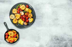 divers grillé des légumes avec épices et herbes. photo