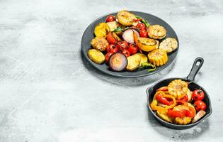 divers grillé des légumes avec épices et herbes. photo