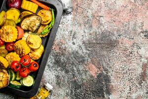 grillé des légumes sur une cuisson feuille. photo