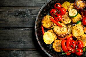 grillé des légumes dans une poêle. photo