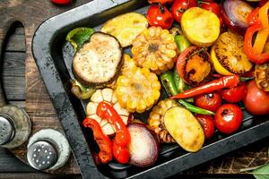 différent grillé des légumes avec herbes et épices. photo