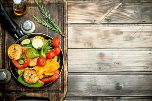 assortiment de grillé des légumes avec une la poêle de herbes et épices sur une Coupe planche. photo