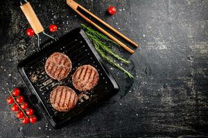 grillé Burger dans une friture poêle. photo