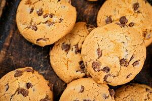 pile de fait maison biscuits avec pièces de Lait Chocolat sur le tableau. photo