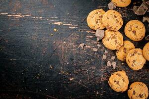 biscuits avec pièces de Lait Chocolat sur le tableau. photo