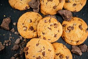 biscuits avec pièces de Lait Chocolat sur une pierre planche. photo