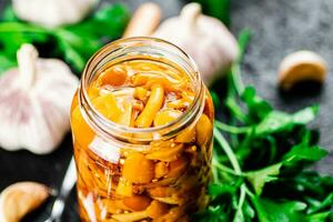 mariné champignons avec une verre pot avec persil et Ail. photo