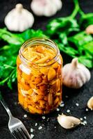 mariné champignons avec une verre pot avec persil et Ail. photo