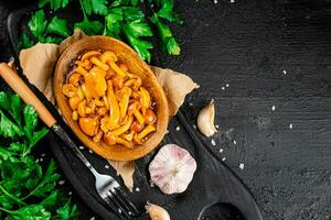 mariné champignons sur une assiette avec persil. photo