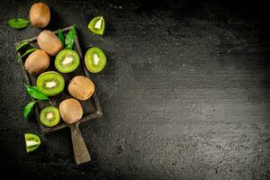 pièces de kiwi avec feuilles. photo