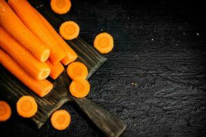 carottes fraîches sur une planche à découper. photo