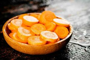 rond pièces de Frais carottes sur une en bois plaque. photo