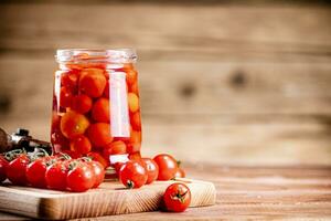 mariné mûr tomates dans une verre pot. photo