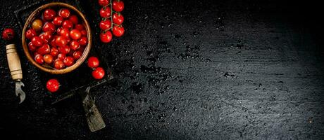 décapage mûr fait maison tomates sur le tableau. photo