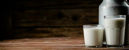 une verre de fait maison village lait. photo
