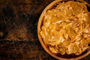 une assiette de cacahuète beurre sur le tableau. photo