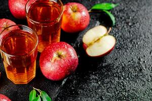 Pomme jus sur une pierre planche. photo