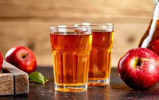 jus de rouge pommes dans une verre. photo