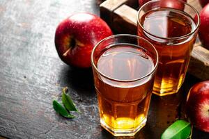 une verre de Pomme jus sur le tableau. photo