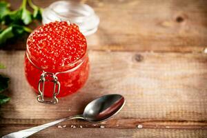 rouge caviar dans une verre pot avec persil. photo