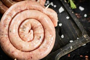 brut saucisse pour friture sur le tableau. photo