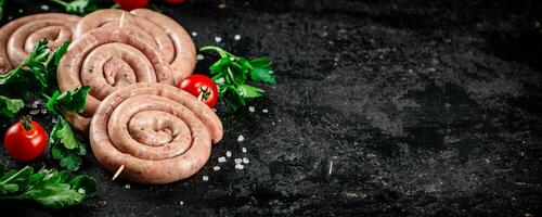 rond brut saucisses avec tomates et persil. photo