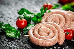 rond brut saucisses avec tomates et persil. photo