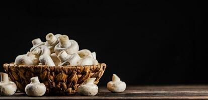 une plein panier de champignons sur le tableau. photo