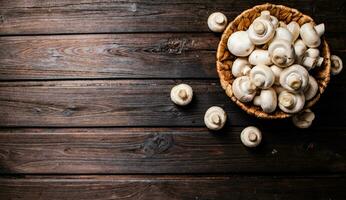 panier avec Frais champignons. sur une en bois Contexte. photo