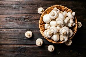 panier avec Frais champignons. sur une en bois Contexte. photo