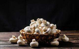 une plein panier de champignons sur le tableau. photo