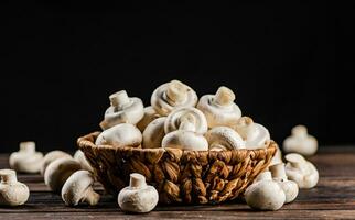 une plein panier de champignons sur le tableau. photo