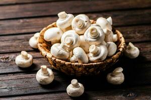 champignons frais dans un panier. photo