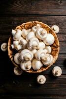 panier avec Frais champignons. sur une en bois Contexte. photo