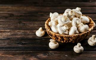 champignons frais dans un panier. photo