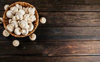 panier avec Frais champignons. sur une en bois Contexte. photo