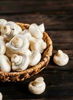 champignons frais dans un panier. photo