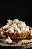 une plein panier de champignons sur une en bois plateau. photo