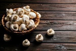 champignons frais dans un panier. photo