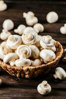 champignons frais dans un panier. photo