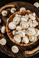 Frais champignons dans une panier sur une en bois plateau. photo