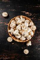 champignons dans une panier sur le tableau. photo