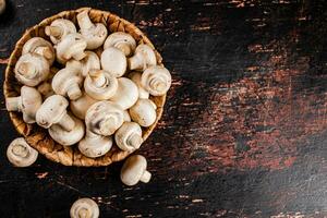 champignons dans une panier sur le tableau. photo