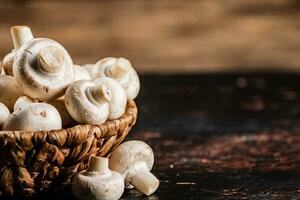 une plein panier de champignons sur le tableau. photo