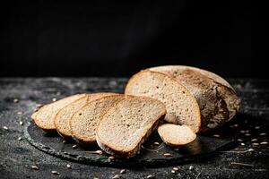 tranches de Frais pain sur une pierre planche. photo