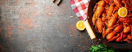 bouilli écrevisse dans une pot avec persil et citron. photo