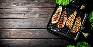 pièces de aubergine grillé dans une gril poêle. photo