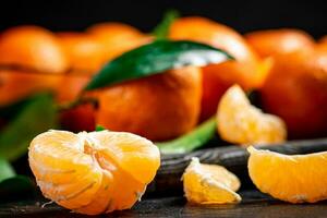 parfumé Frais mandarines sur une Coupe planche. photo