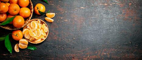 pièces de Frais mandarines sur une assiette avec feuilles. photo