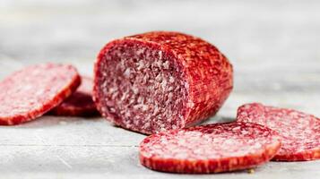 pièces de délicieux salami saucisse sur le tableau. photo